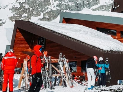 Discover 100 Snowflakes in Ski Resort Adventure